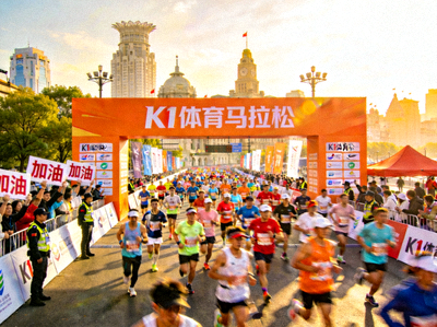 K1体育策划的大型城市马拉松赛事活动现场，人群涌动